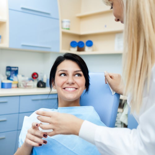 Zähnärztin berät Patientin im Behandlungszimmer