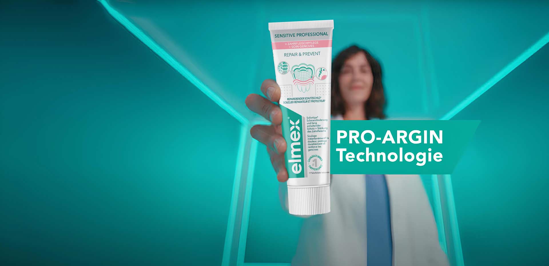 Paar lächelt vor einem Spiegel und putzt sich die Zähne